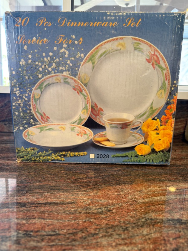 Photo 1 of 20PC- NEW FLORAL PRINT DINNERWARE SET