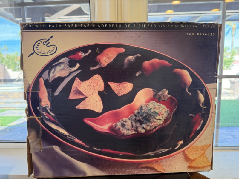 Photo 1 of 2-PYREX SNAPWARE SET, 2PC CHIP & DIP PLATTER