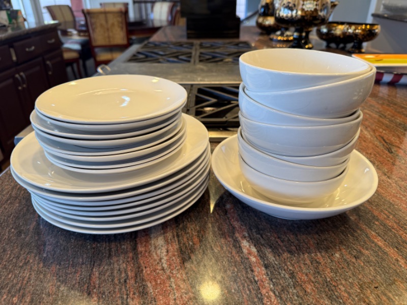 Photo 1 of WHITE MAINSTAY PLATES & BOWLS