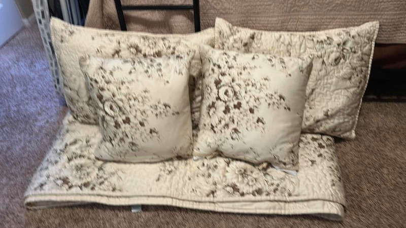 Photo 1 of QUEEN BEDDING AND FOUR PILLOWSi