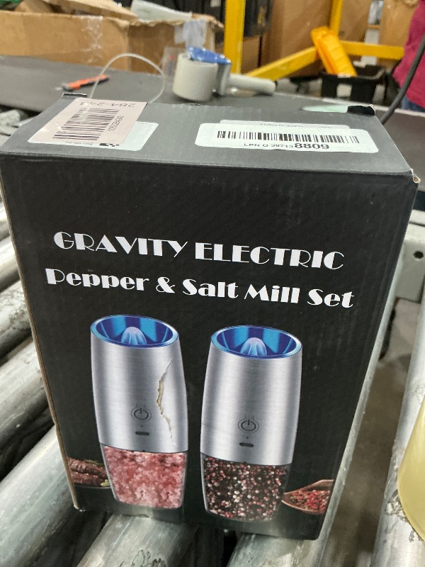Photo 1 of (see all images) battery operated Pepper and Salt Grinder Set