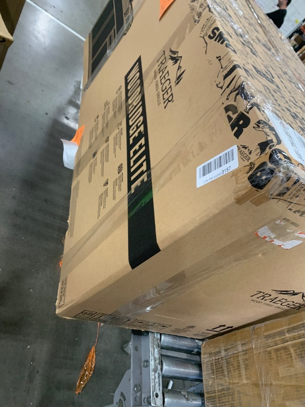 Photo 1 of ***PARTS ONLY-NOT FUNCTIONAL**

Traeger Grills Pro 780 Wood Pellet Smoker Grill, 6-in-1 BBQ Pellet Grill Combo, WiFi and App-Connected Electric Smoker, 780 Square Inches of Grilling Area, Temperature Control, Black Finish