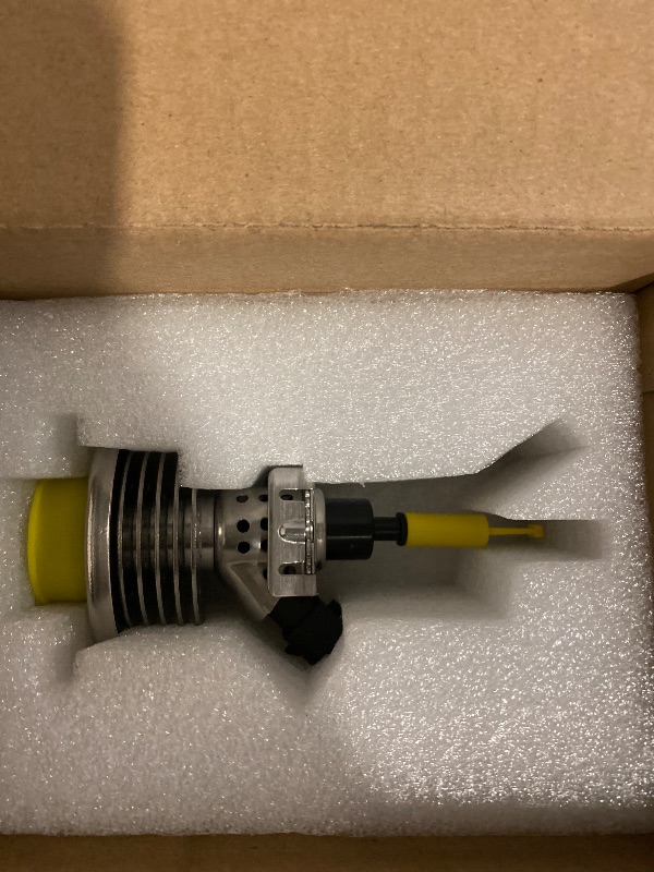 Photo 1 of 3C0131113C Diesel Emissions Fluid Injection Nozzle Urea Injector Repalcement for Audi Q7 A8 Q5 A6 A7, for VW Touareg Passat, for Porsche Cayenne 0444021021