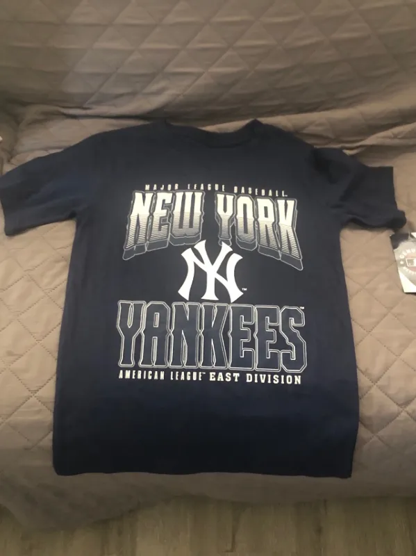 Photo 1 of Size L(12/14) navy blue New York Yankees short-sleeve t-shirt with a distressed graphic print.