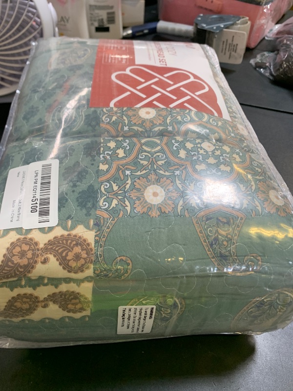 Photo 1 of LEAONME 3 Pieces California King Size Quilt Set Olive Green Oversized 120x120 Inch Bedspread Coverlet Lightweight Microfiber Paisley Bed Cover for All Seasons (1 Quilt, 2 Pillow Shams)