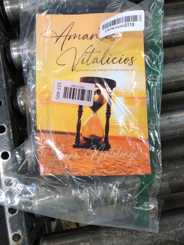 Photo 1 of Amantes vitalicios: Para los amores que sin llegar a ser nada, lo fueron todo (Spanish Edition)
