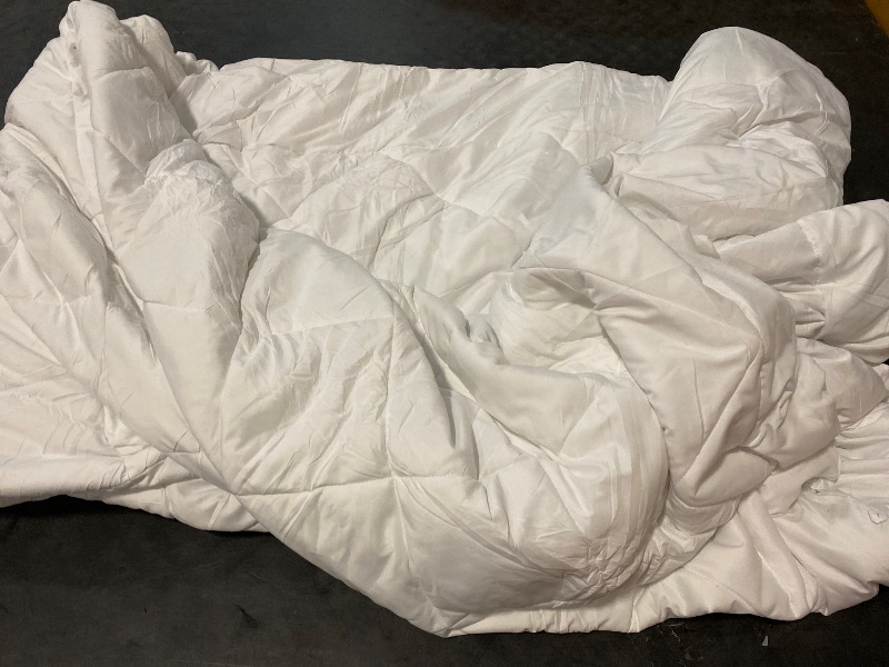 Photo 1 of 120x98 Oversized King Comforter,Super King Size Comforter Oversized, All Season Soft Lightweight Quilt Down Alternative Duvet Insert with 8 Corner Tabs(120x98, White)