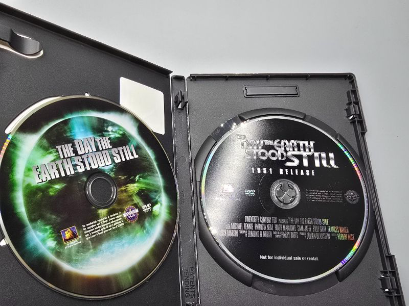Photo 1 of The Day the Earth Stood Still (Two-Disc Widescreen Edition)
