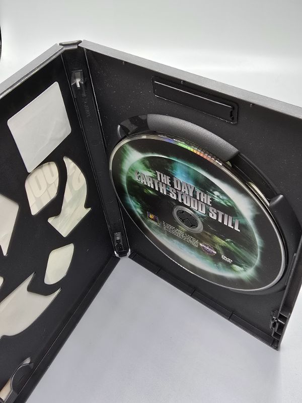 Photo 1 of The Day the Earth Stood Still (Two-Disc Widescreen Edition)