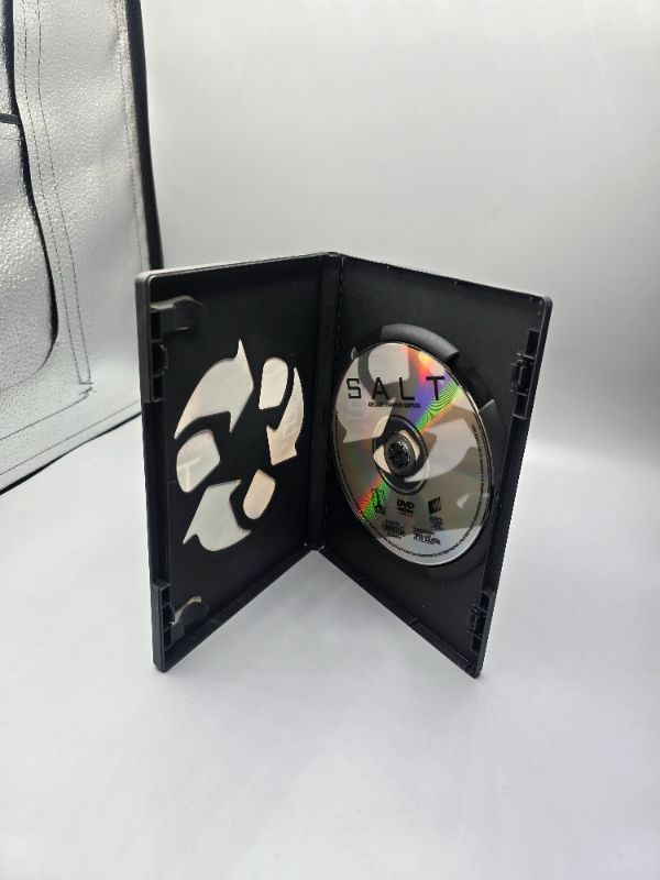 Photo 1 of Salt (Deluxe Unrated Edition)