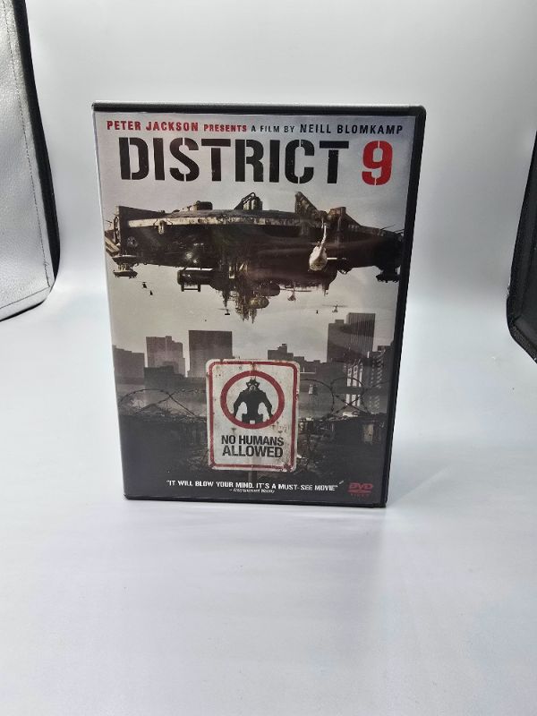 Photo 1 of District 9 (Single-Disc Edition)