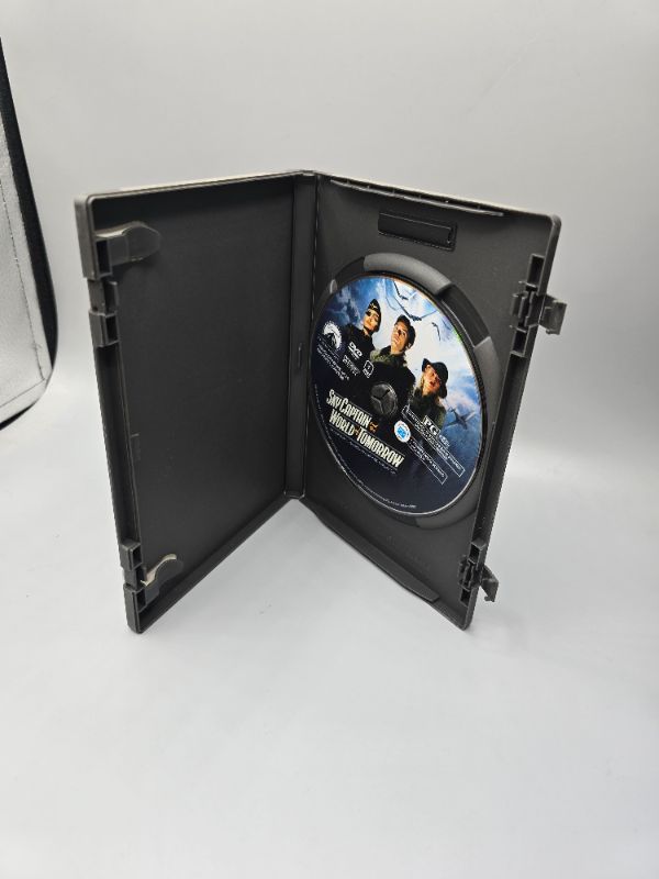Photo 1 of Sky Captain and the World of Tomorrow (Full Screen Special Collector's Edition)