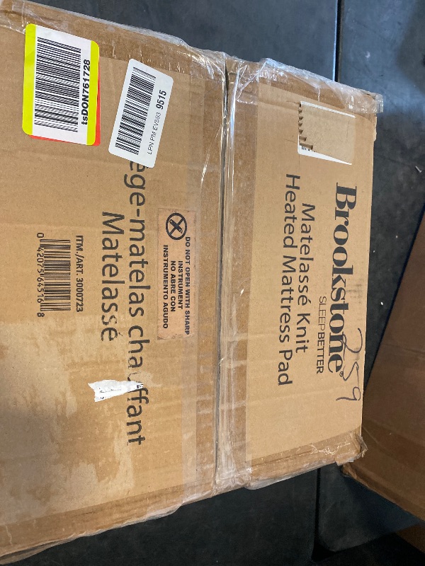 Photo 1 of (Q) Brookstone Matelassé Knit Heated Mattress Pad – Queen Size – 10 Heat Settings, Auto Shut-Off, Machine Washable, Soft Quilted Cover – White