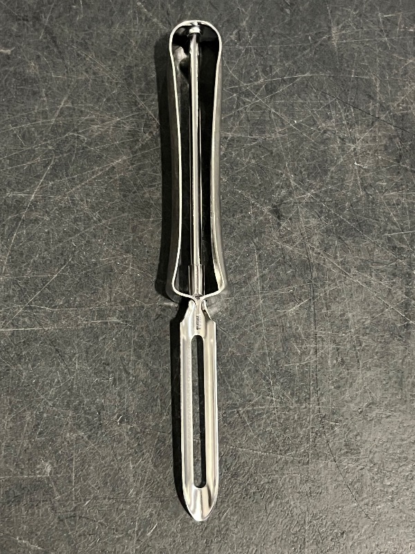 Photo 1 of Aniso Kitchen vegetable peeler Stainless steel rotary peeler for vegetable and carrot fruit?with ergonomic safety and control handle-Dishwasher Safety
