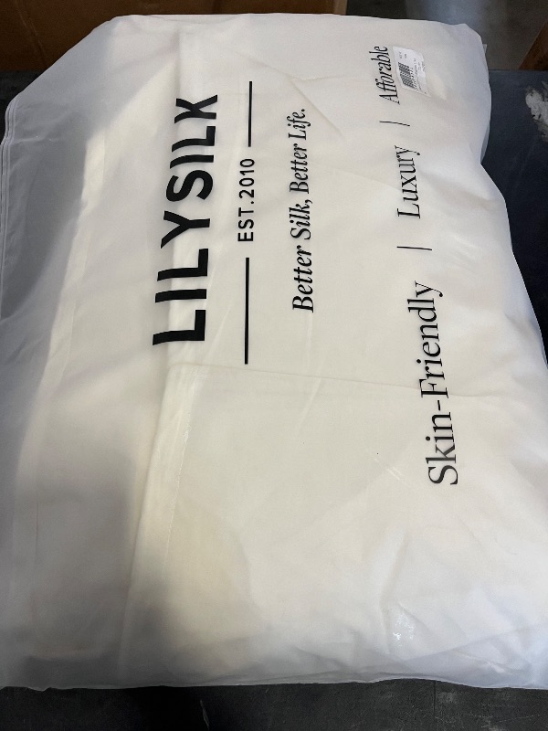 Photo 1 of LilySilk All Season 100% Silk Comforter with Silk Shell Duvet Blanket, King(104x92 Inch, Net Weight:2.0kg)
