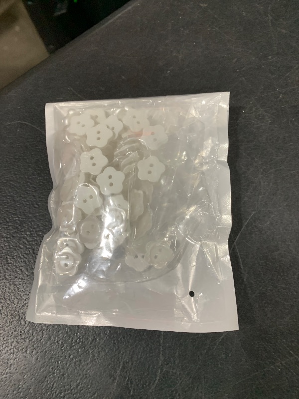 Photo 1 of 100 Pcs Flower Shape Buttons 5/8inch 15mm White Resin Button Translucent Spring Resin Flower Shaped 2 Hole Sewing Buttons for Clothes Sewing Crafts Decorations