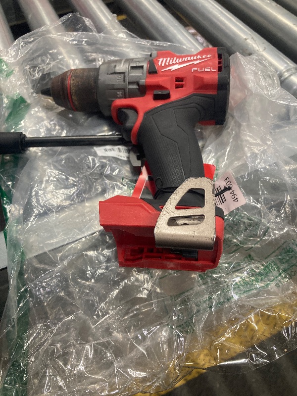 Photo 1 of **Very used, gross, missing battery and charger, the engine lacks power, with damage, only to parts** Milwaukee Electric - M18 Fuel. 1/2 Hammer Drill/Driver