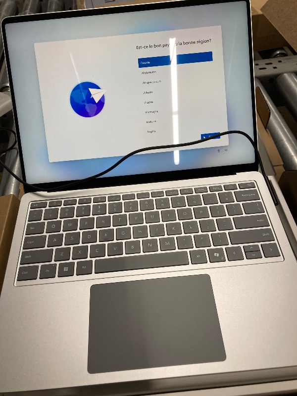 Photo 1 of [FRENCH] Microsoft Surface Laptop (2024), Windows 11 Copilot+ PC, 13.8" Touchscreen Display, Snapdragon X Elite (12 core), 16GB RAM, 512GB SSD Storage, Platinum