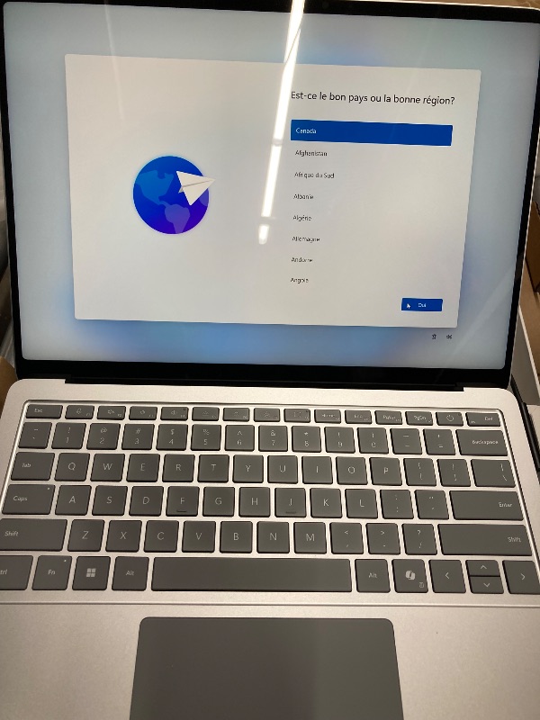 Photo 1 of [FRENCH] Microsoft Surface Laptop (2024), Windows 11 Copilot+ PC, 13.8" Touchscreen Display, Snapdragon X Elite (12 core), 16GB RAM, 512GB SSD Storage, Platinum
