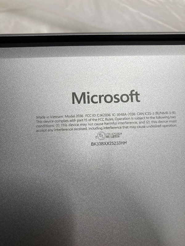 Photo 1 of [FRENCH] Microsoft Surface Laptop (2024), Windows 11 Copilot+ PC, 13.8" Touchscreen Display, Snapdragon X Elite (12 core), 16GB RAM, 512GB SSD Storage, Platinum