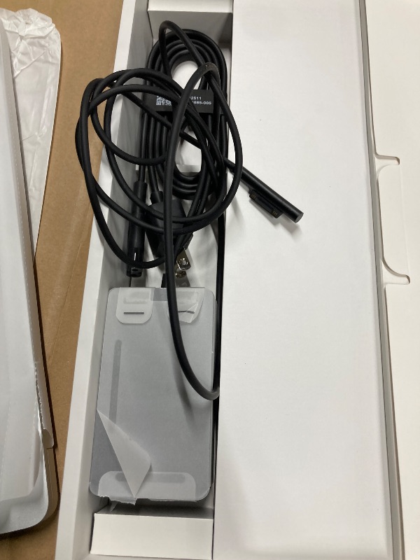 Photo 1 of [FRENCH] Microsoft Surface Laptop (2024), Windows 11 Copilot+ PC, 13.8" Touchscreen Display, Snapdragon X Elite (12 core), 16GB RAM, 512GB SSD Storage, Platinum