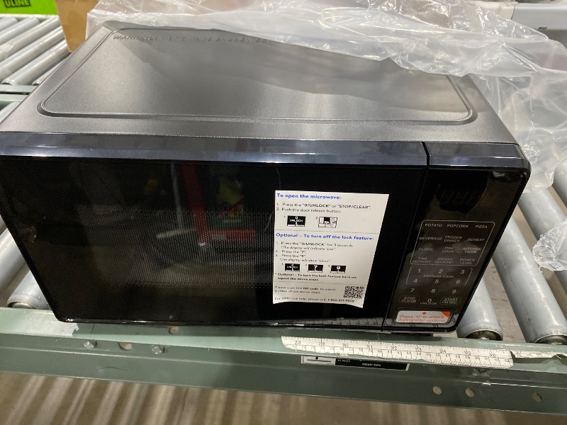 Photo 1 of ** FOR PARTS ONLY **
Mainstays 0.7 Cu Ft Countertop Microwave Oven 700 Watts Black