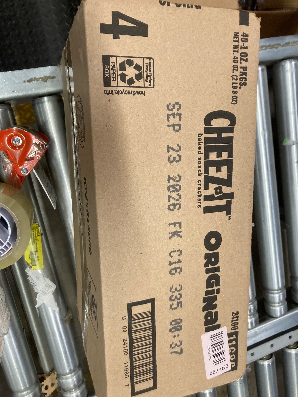 Photo 1 of ****** EXP SEO/23/2026**** Cheez-It Cheese Crackers, Baked Snack Crackers, Lunch Snacks, Original (40 Packs)