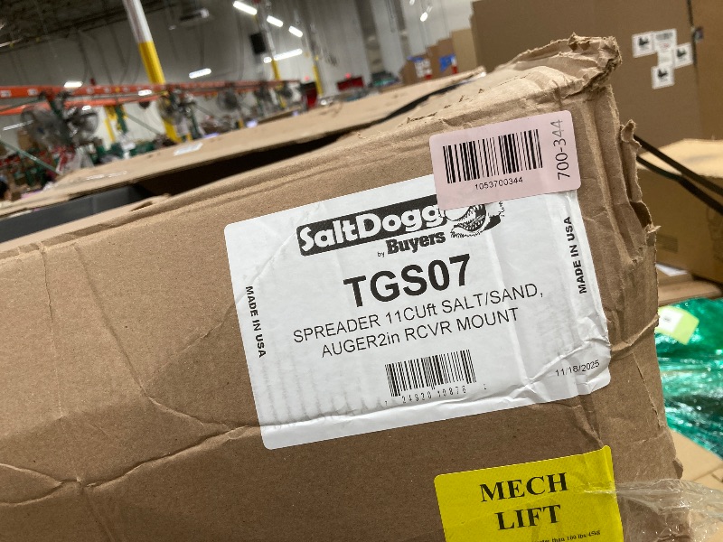 Photo 1 of *HEAVY* *Rust?* Buyers Products Saltdogg TGS07 Tailgate Salt Spreader, Made In The USA, 11 cu ft/825lb Capacity, Horizontal Auger Feed, Commerial Salt Spreader With Ground or Truck Bed Loading