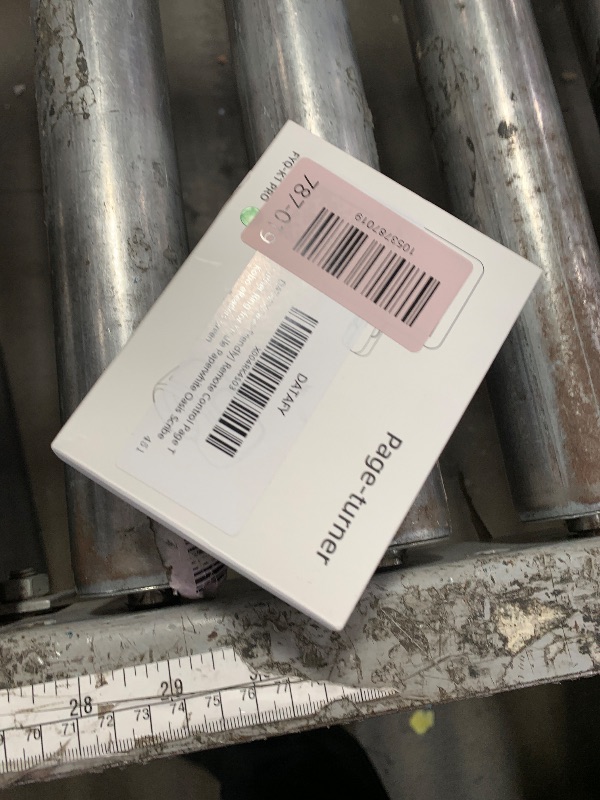 Photo 1 of [Case-Friendly] Remote Control Page Turner Ring for Kindle Paperwhite Oasis Scribe Kobo eReaders, Camera Camcorder Remote Controls, Page Turner Clicker for iPhone ipad Tablets with Storage Bag Green