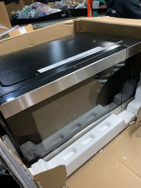 Photo 1 of (sold for parts) GE GCST10A1WSS 4-in-1 Microwave Oven, 1,050 Watts Air Fryer, Broiler & Convection Mode, Child-Lock Technology
