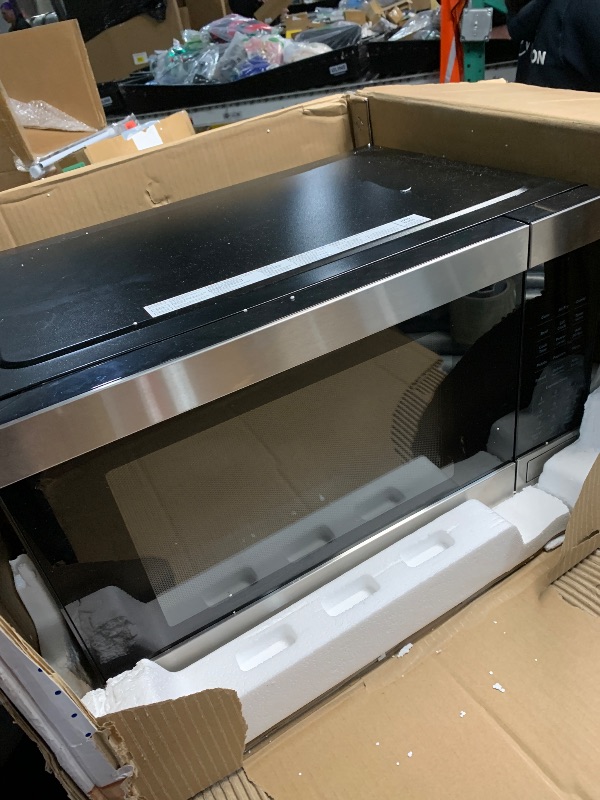 Photo 1 of (sold for parts) GE GCST10A1WSS 4-in-1 Microwave Oven, 1,050 Watts Air Fryer, Broiler & Convection Mode, Child-Lock Technology