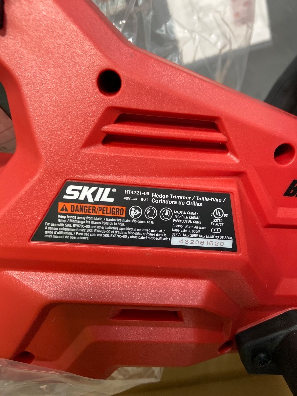 Photo 1 of ***************MISSING THE BATTERY**************
SKIL PWR CORE 40 24” Brushless 40V Hedge Trimmer Kit with Additional 2.5Ah Battery (HT4221-10 & BY8705-00)