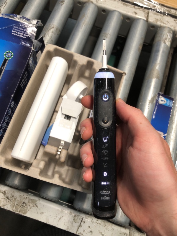 Photo 1 of (POWER TESTED) (GOOD/FAIR) Oral-B Genius X Limited Rechargeable Electric Toothbrush with 1 Replacement Brush Head, Travel Case, Midnight Black