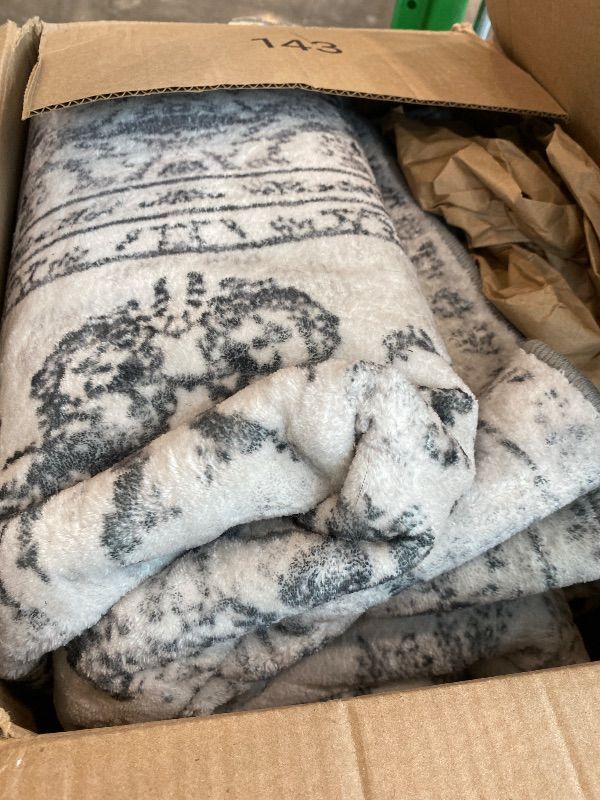 Photo 1 of ****SOME DOG HAIR*** OTAHGK 5x7 Machine Washable Non-Slip Area Rug & Mat - Soft Faux Wool & Polyester, Boho Stain-Resistant Indoor Carpet for Bedroom, Kitchen, Laundry, Living, Nursery, Low Pile, High Traffic