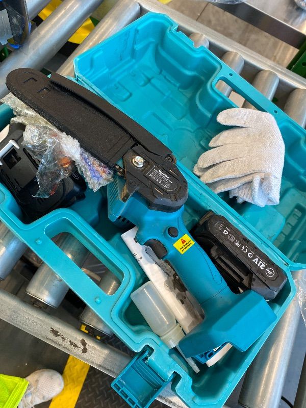 Photo 1 of *USED*
Seesii Mini Chainsaw, 6-inch Mini Chainsaw Cordless, Handheld Electric Power Chain Saw with 2 Batteries, for Tree Trimming Wood Cutting, Best Gifts for Father, Dad, Husband, Men