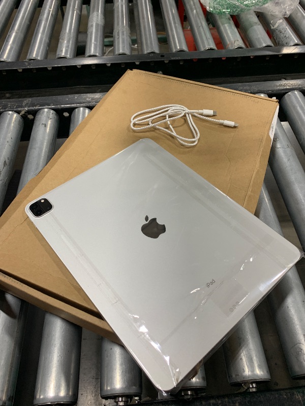 Photo 1 of Apple 2021 12.9-inch iPad Pro (Wi?Fi, 128GB) - Silver (Renewed)