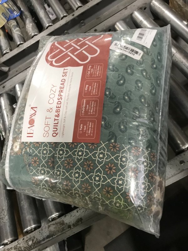 Photo 1 of LEAONME 3 Pieces California King Size Quilt Set Olive Green Oversized 120x120 Inch Bedspread Coverlet Lightweight Microfiber Paisley Bed Cover for All Seasons (1 Quilt, 2 Pillow Shams)