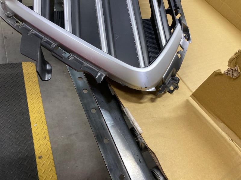 Photo 1 of ***ENDS ON BOTH SIDES BROKEN OFF***TRQ Front Grille Silver Compatible with 2017-2018 Hyundai Elantra HY1200204***ENDS ON BOTH SIDES BROKEN OFF***