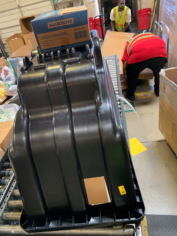 Photo 1 of Magnum trash bin with wheels 