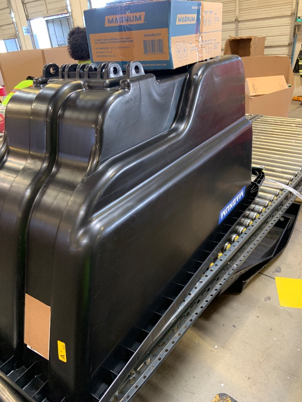 Photo 1 of Magnum trash bin with wheels 