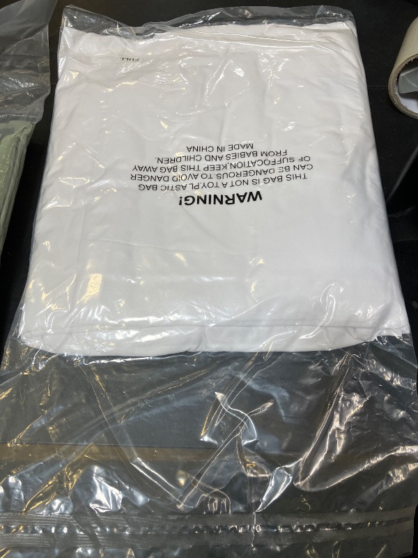 Photo 1 of BED SHEET SIZE FULL 
WHITE