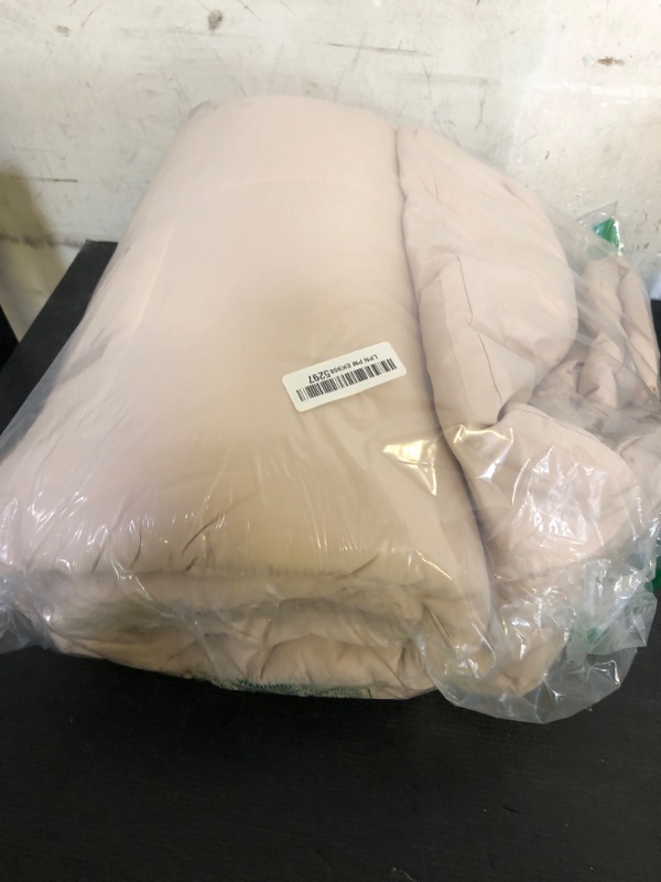 Photo 1 of Bedsure Comforter Duvet Insert - Quilted Comforters Twin XL Size, All Season Duvet, GentleSoft Down Alternative Bedding, with 8 Tabs, Gifts for Women/Men, Beige, Twin XL 92 x 68 Inches