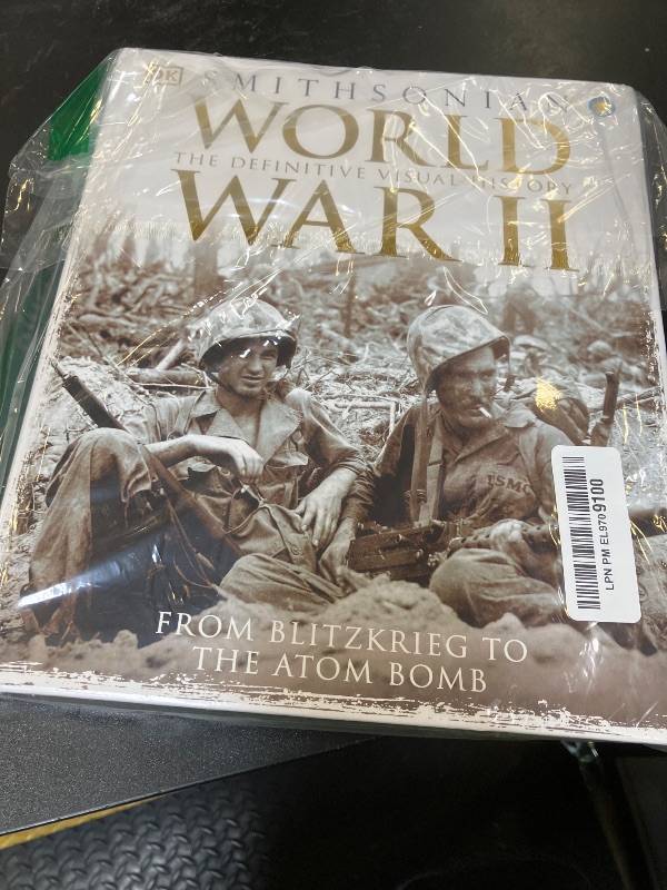 Photo 1 of World War II: The Definitive Visual History from Blitzkrieg to the Atom Bomb (DK Definitive Visual Histories)