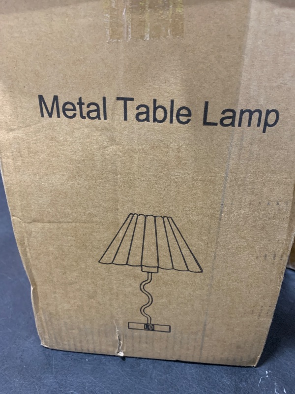 Photo 1 of LPNPMEX9915848
 metal table lamp 