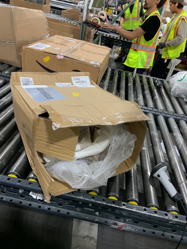 Photo 1 of 2 different bag basket sizes.