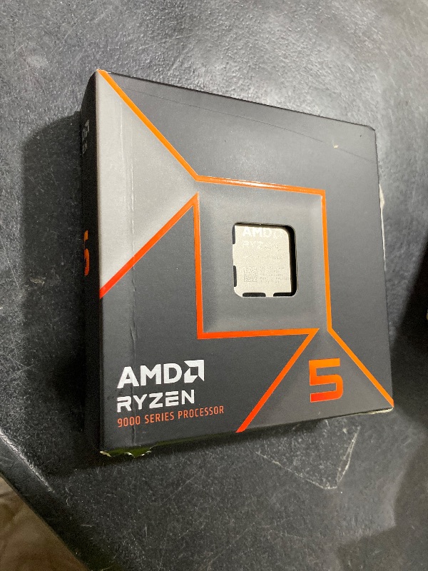 Photo 1 of AMD - Ryzen 5 9600X 6-Core - 12-Thread 3.9 GHz (5.4 GHz Max Boost) Socket AM5 Unlocked Desktop Processor - Silver
