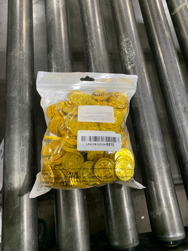 Photo 1 of Chivao 300 Pcs Halloween Coins Plastic Treasure Pirate Coins Toy Carnival Fake Toy Pirate Party Decoration Birthday Adventure Themed Party Favors Supplies(Gold)