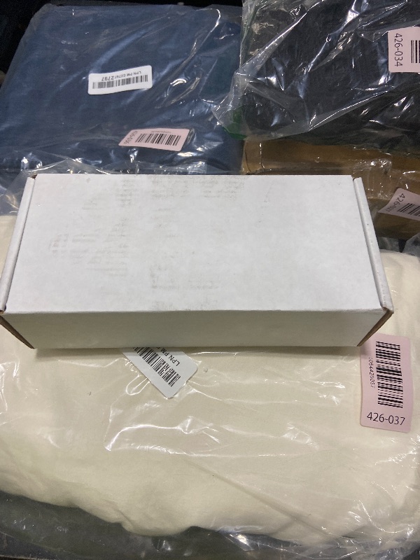 Photo 1 of Apple Watch SE (2nd Gen) (GPS, 40mm) - Silver Aluminum Case with White Sport Band, M/L (Renewed)