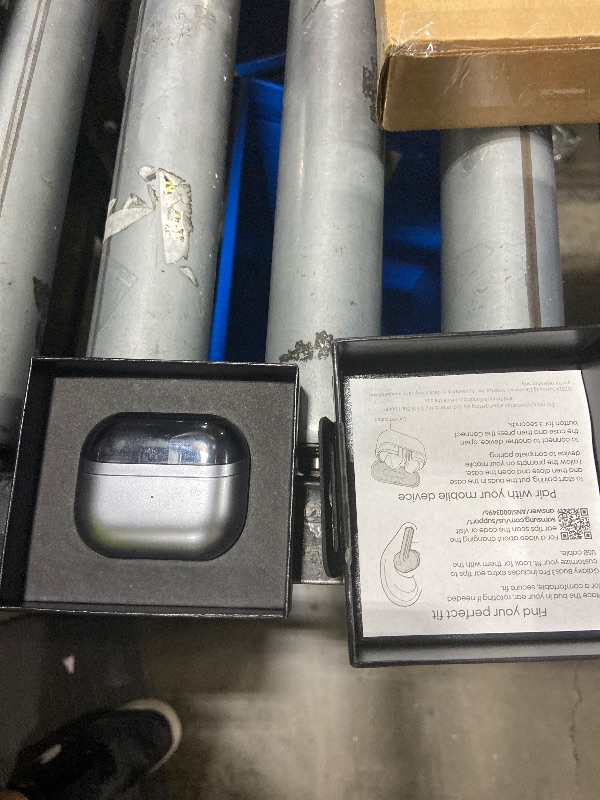 Photo 1 of (DOESNT PAIR) ------------------------------------------------Samsung Galaxy Buds 3 Pro AI True Wireless Bluetooth Earbuds, Noise Cancelling, Sound Optimization, Redesigned Comfort Fit, Silver [US Version, Amazon Exclusive, 2Yr Warranty]