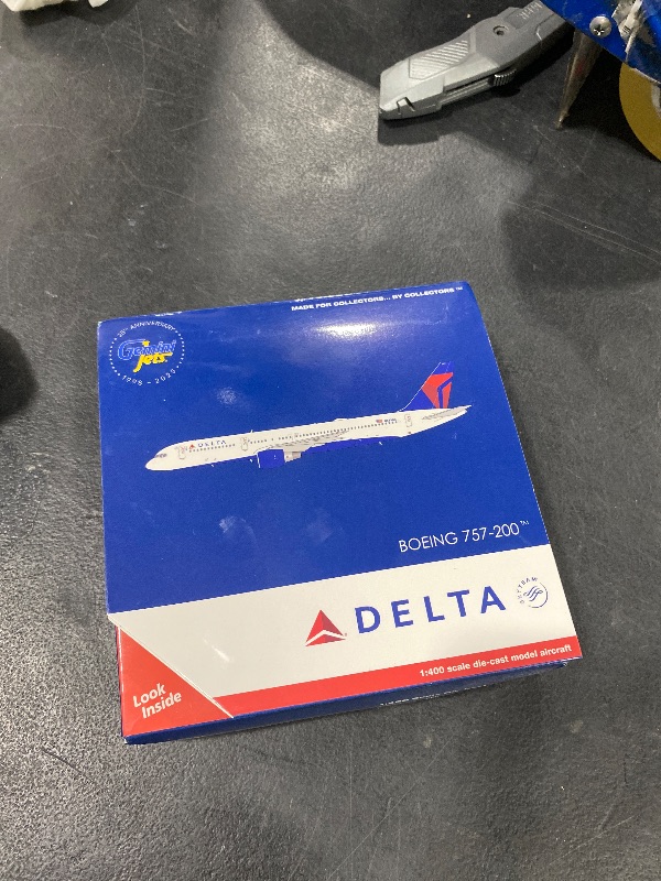 Photo 1 of GeminiJets Boeing 757-200 Commercial Aircraft Delta Air Lines (N683DA) White with Red and Blue Tail 1/400 Diecast Model Airplane